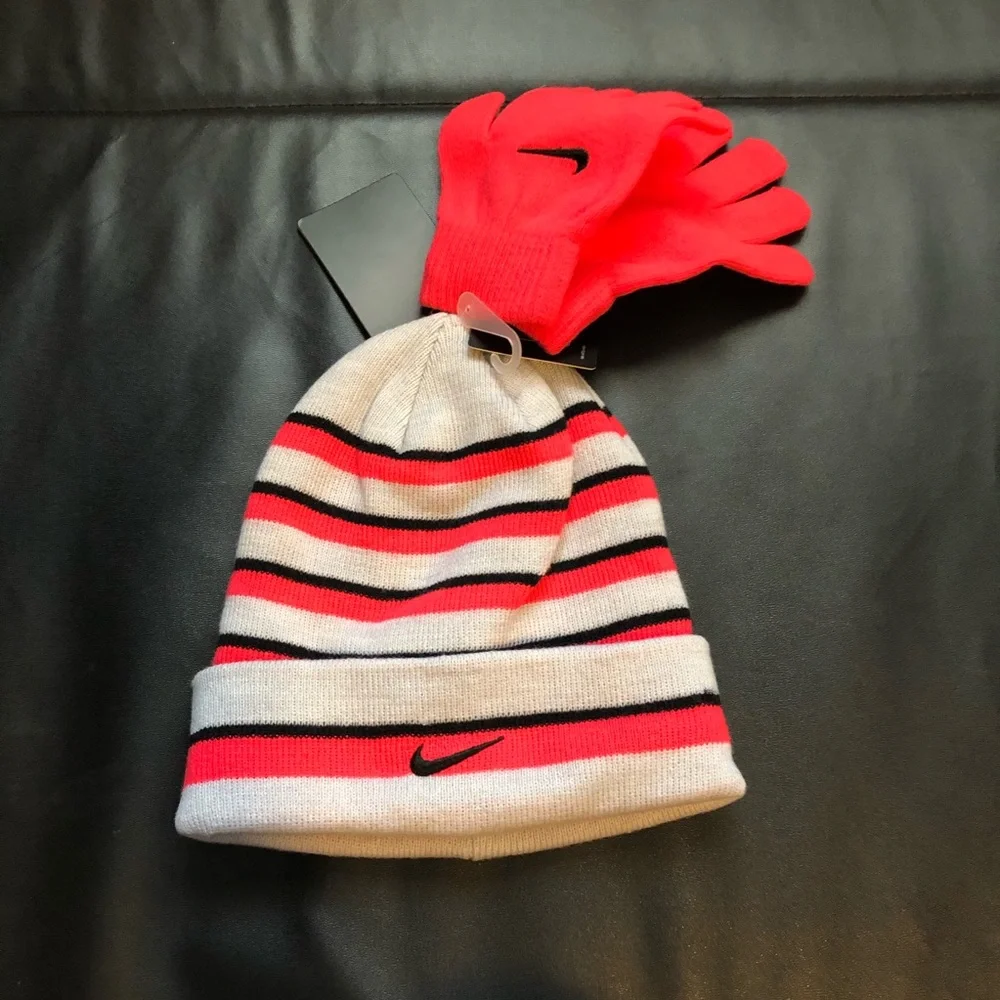 NWT Nike winter beanie & gloves set
